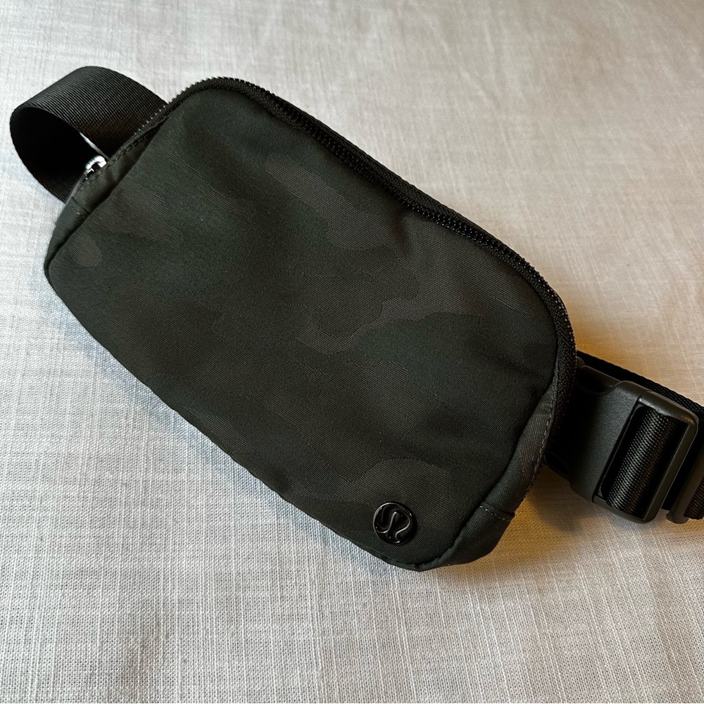 NWOT Lululemon Camo Belt Bag